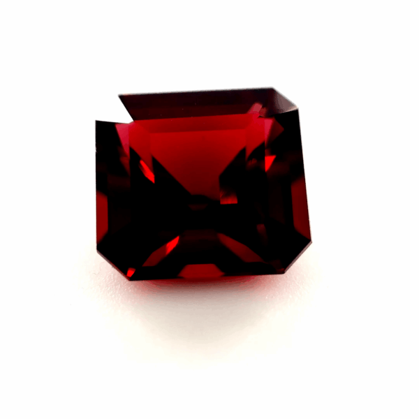 Grenat Pyrope taille émeraude 4.40ct