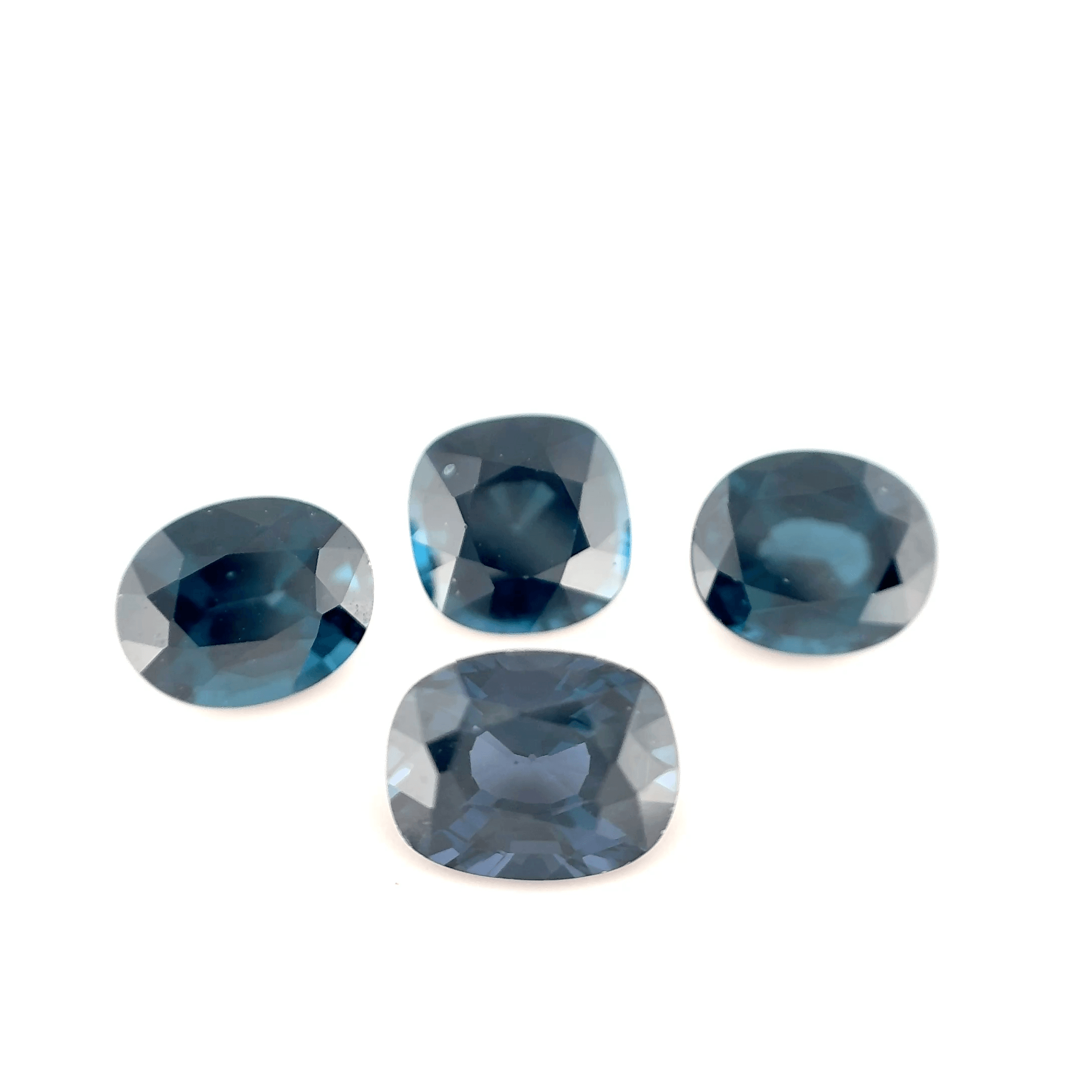 Lot 4 spinelles bleu gris 7,02ct