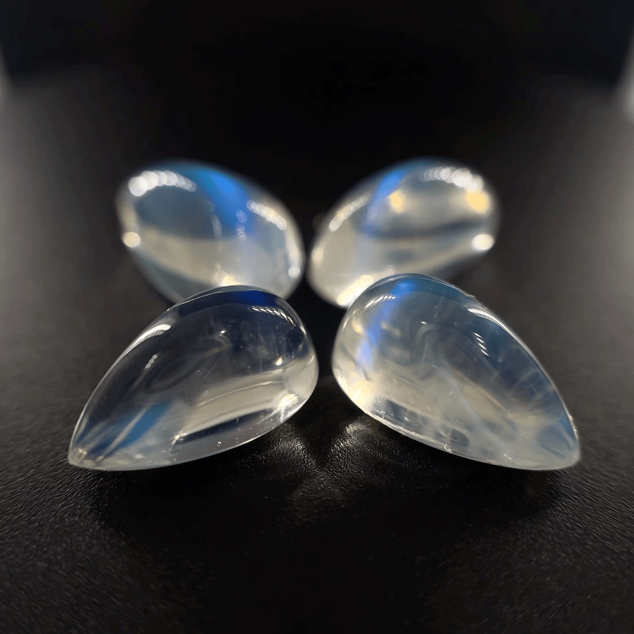 Lot 9 Pierre de Lune cabochons poire 35,57ct