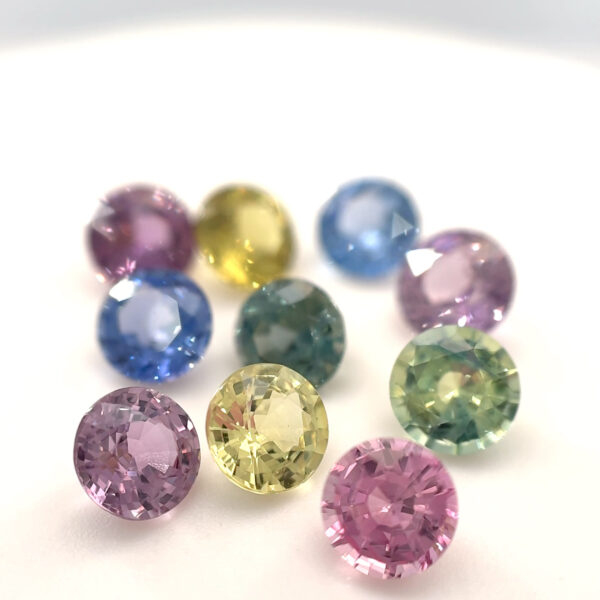 Lot 25 Saphirs fancy rond 15,32ct